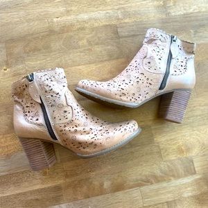 L’Artiste by Spring Step Baoli ankle boot | Leather cut out design | EUC